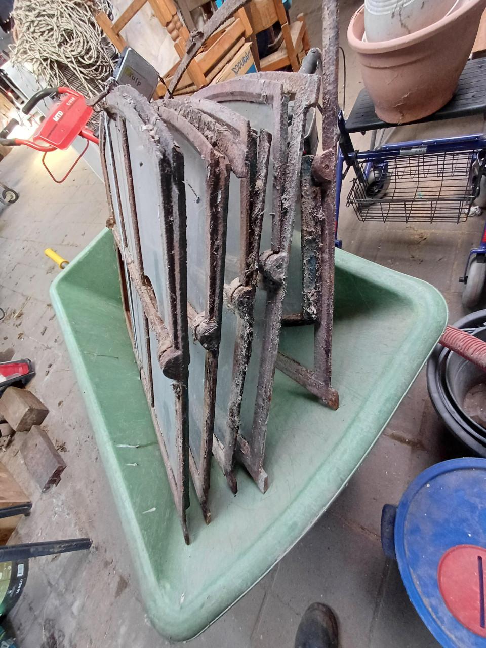 ANTIEKE STALRAAMPJES