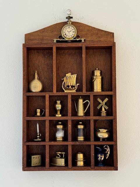 Sfeervol houten letterbakje gevuld met 16 messing miniaturen, vintage