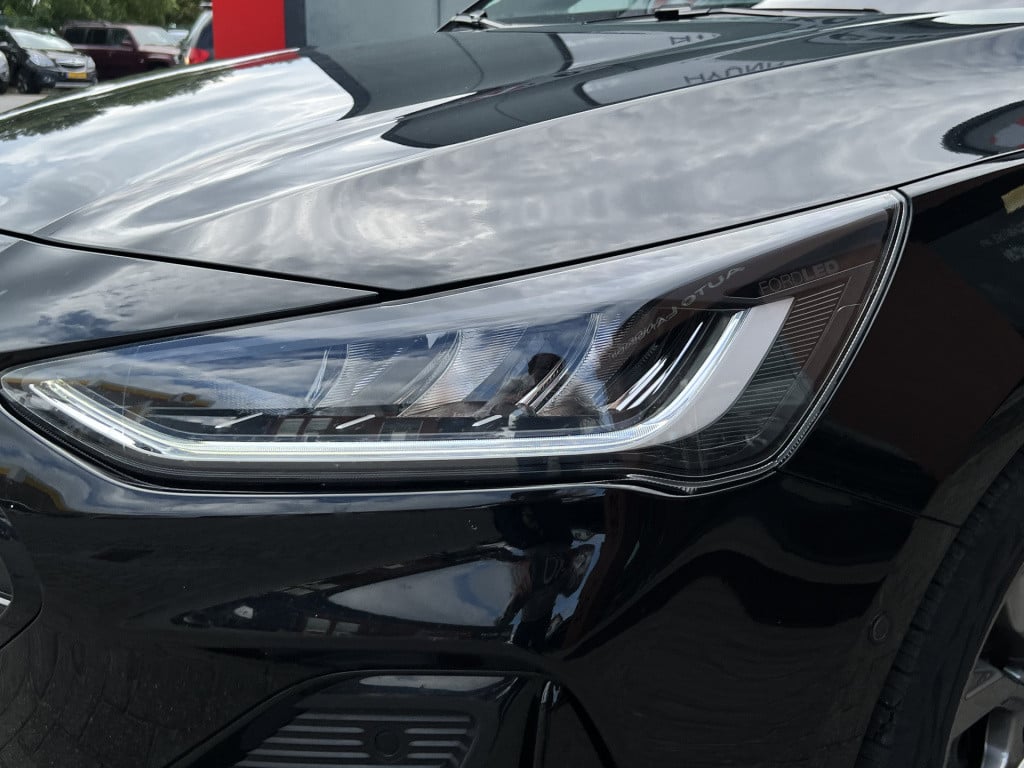 Ford Focus wagon 1.0 ecoboost hybrid st line | winter package | camera | cr