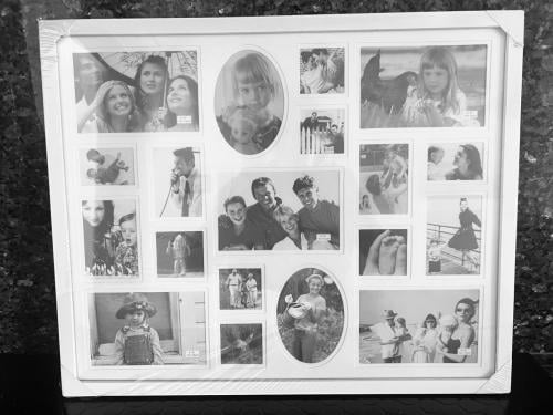 Nieuw :2 mooie  houten fotolijsten 30x40 cm