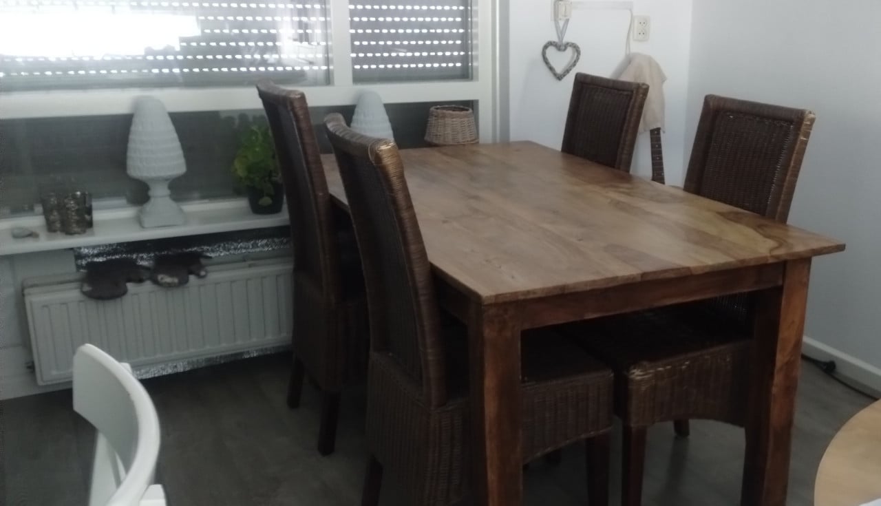 Eetkamertafel  hout 4 à 6 personen