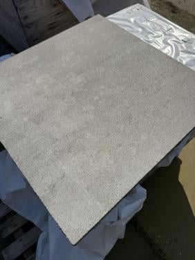 BETONTEGEL 32 ZWITSERLAND 60X60X4 CM LICHTGRIJS GEVLAMD