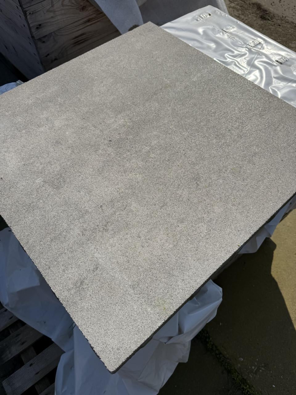 BETONTEGEL 32 ZWITSERLAND 60X60X4 CM LICHTGRIJS GEVLAMD