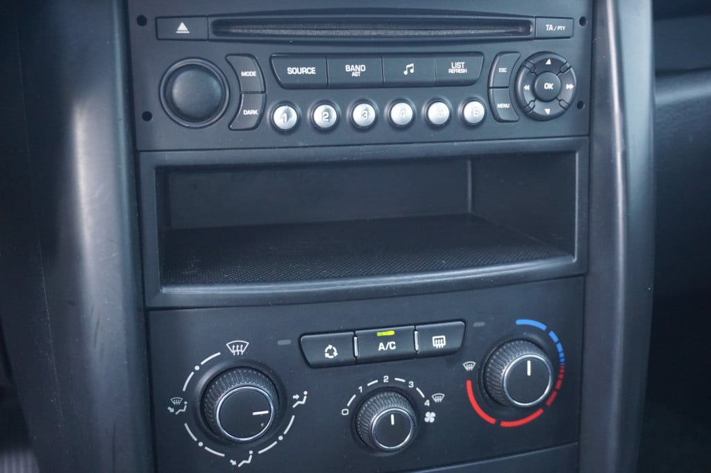 Peugeot 207 1.4 vti sublime airco / elektr. ramen / panoramadak