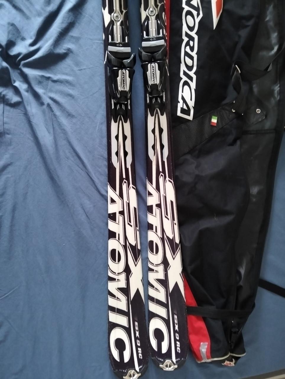 Te koop ski's met skitas.