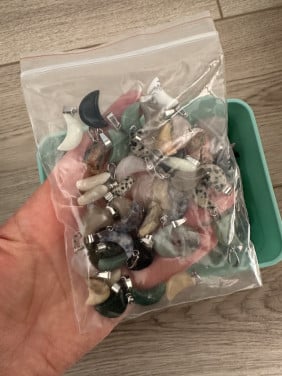 Kristallen - diverse edelstenen in een bakje