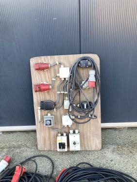 Te koop diverse verlengsnoeren en schakelbord