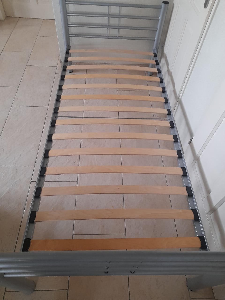 Metalen bed 90 x 200 ( in goede staat )