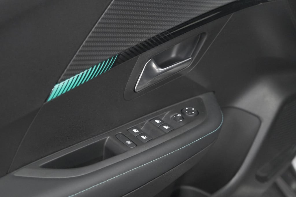 Peugeot 208 puretech 100 allure pack | camera | apple carplay | stoelverwar