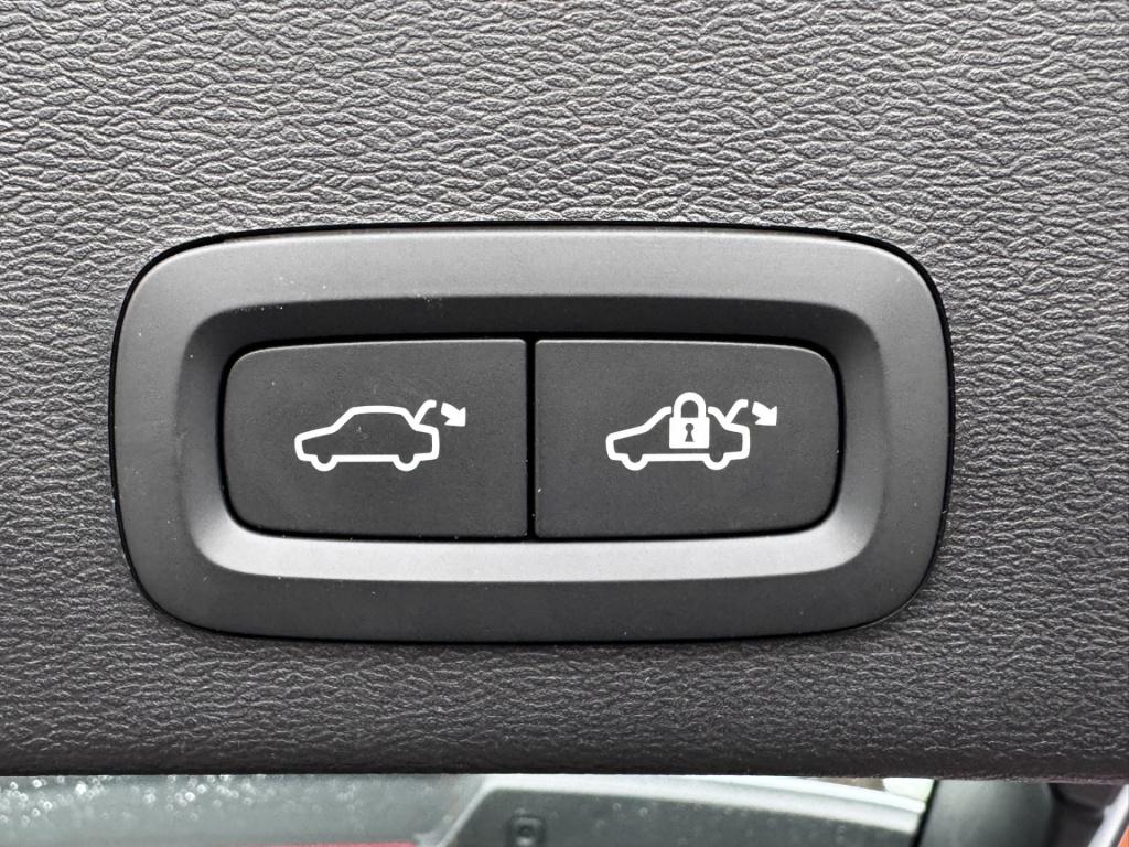 Volvo XC40 2.0 b4 plus dark | 18'' lmv | trekhaak | harman kardon