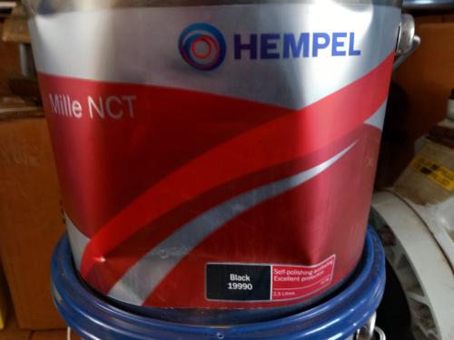 Te koop twee nieuwe 2,5 liter  bussen antifouling van hempel zelfslijpend