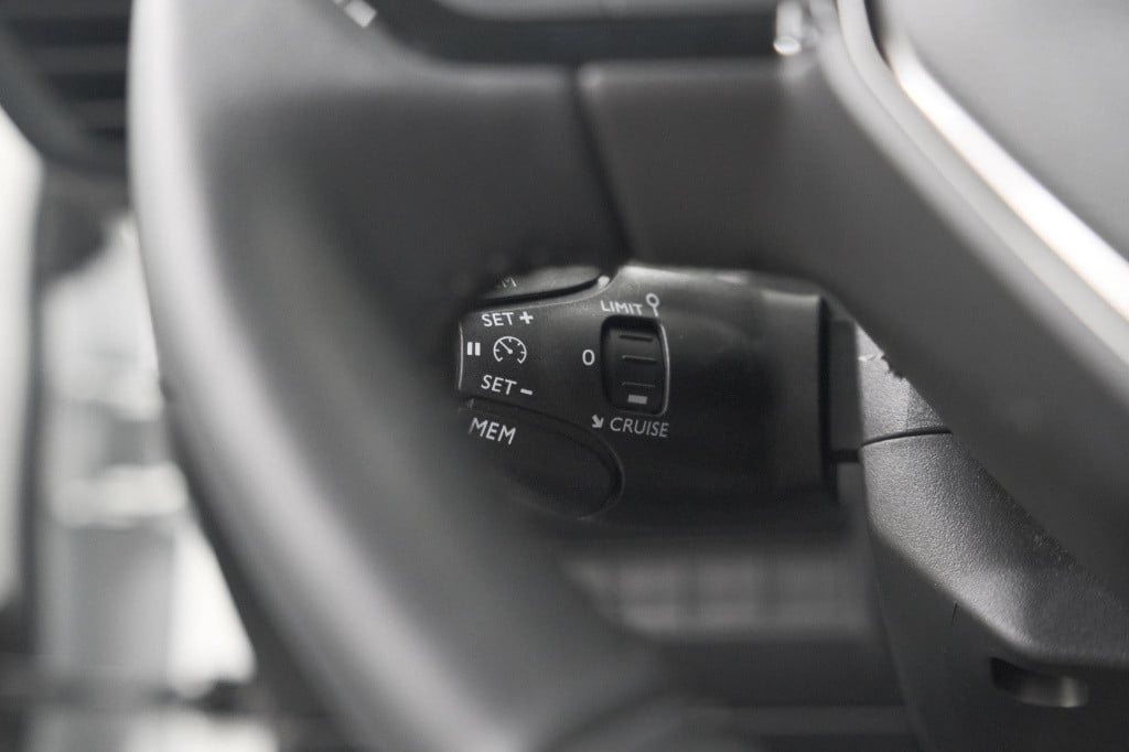 Peugeot 208 puretech 100 allure pack | camera | apple carplay | stoelverwar