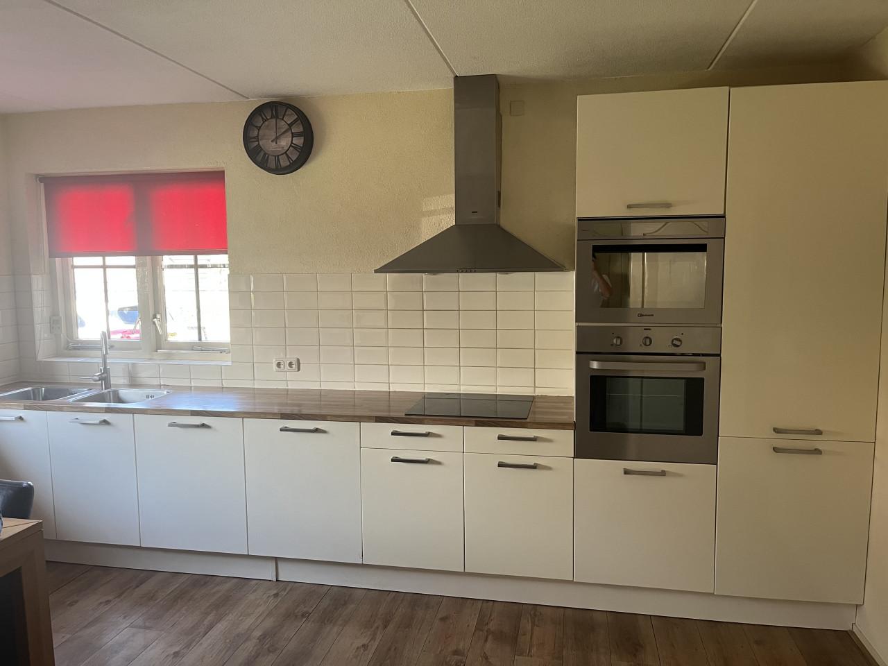 Moderne complete keuken met inbouwapparatuur