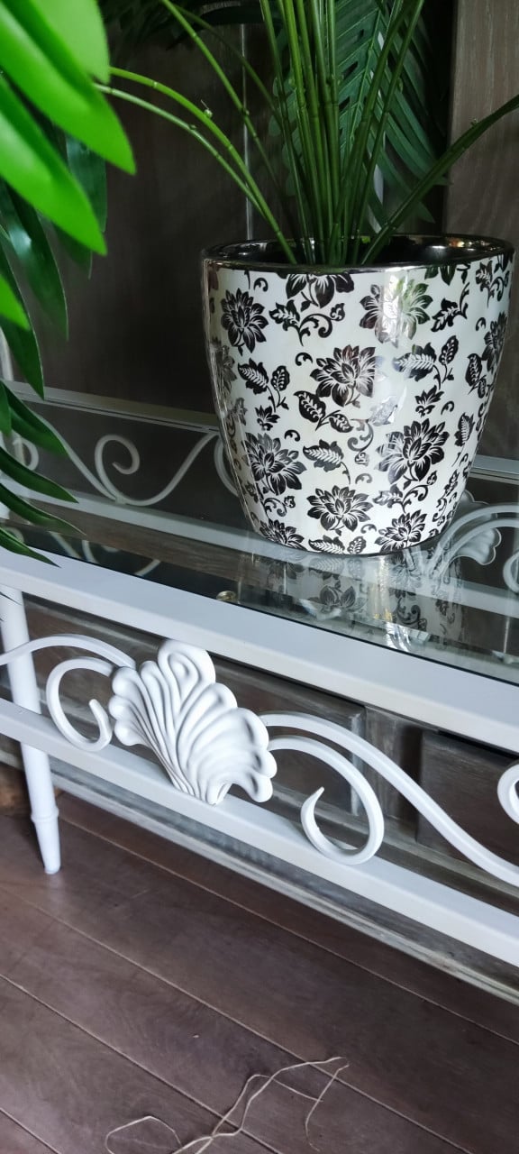 Stevige wit metalen side table / long john met glazen facet blad