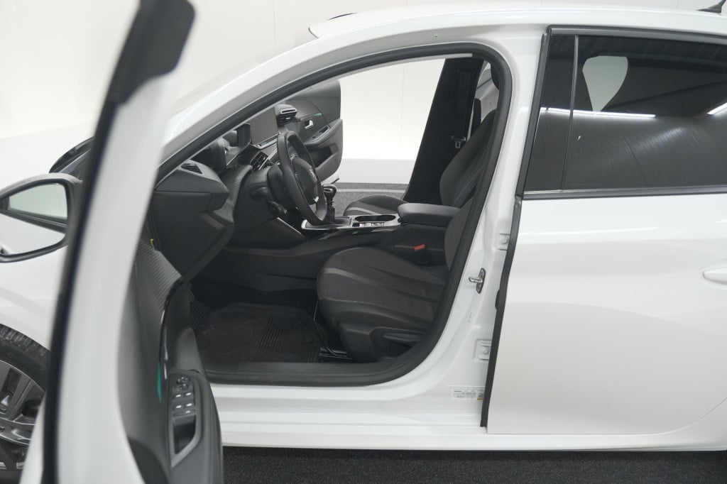 Peugeot 208 puretech 100 eat8 allure pack | camera | apple carplay | parkee