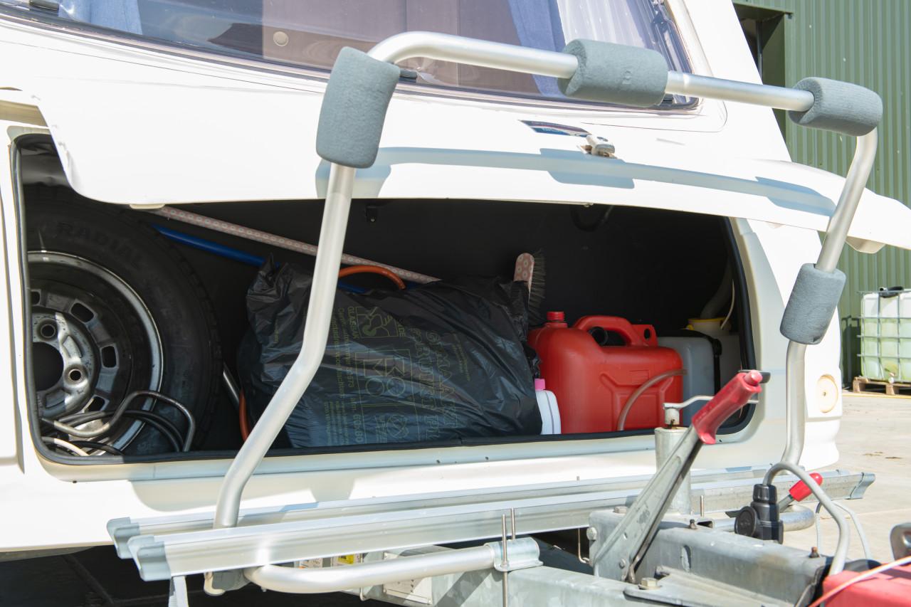 Nette caravan Caravelair Bamba de Luxe met stalling
