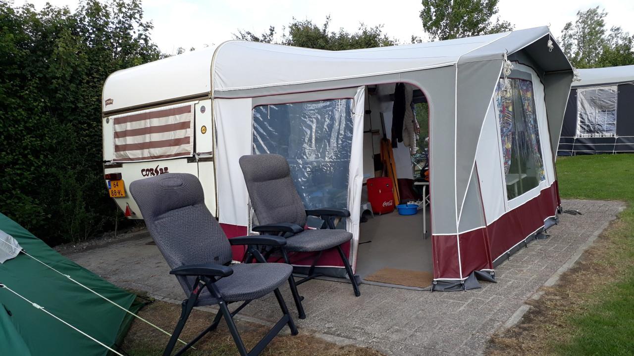 Caravan (met voortent en 2 luifels)