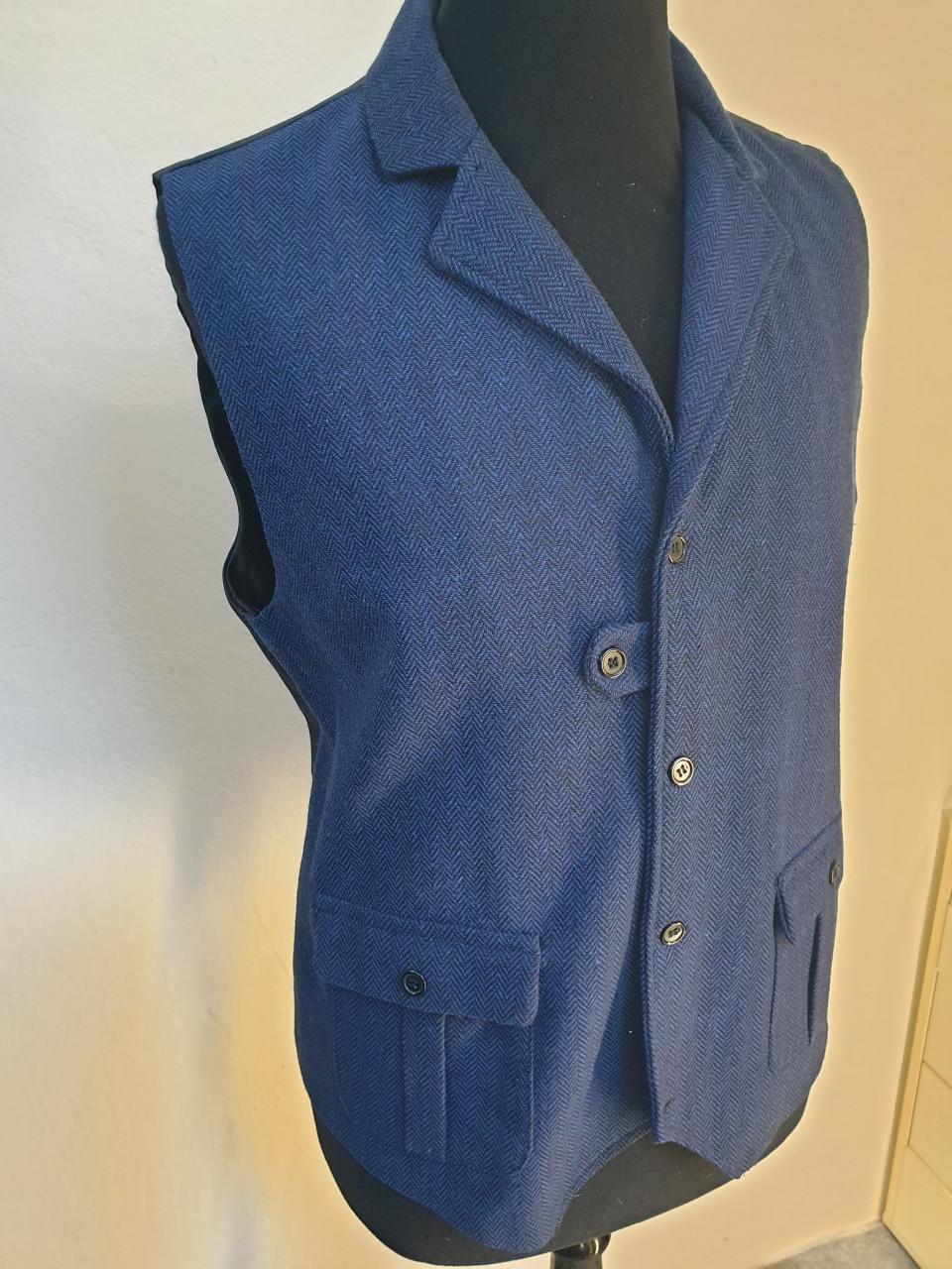 "Vlot" Colbert met vest.