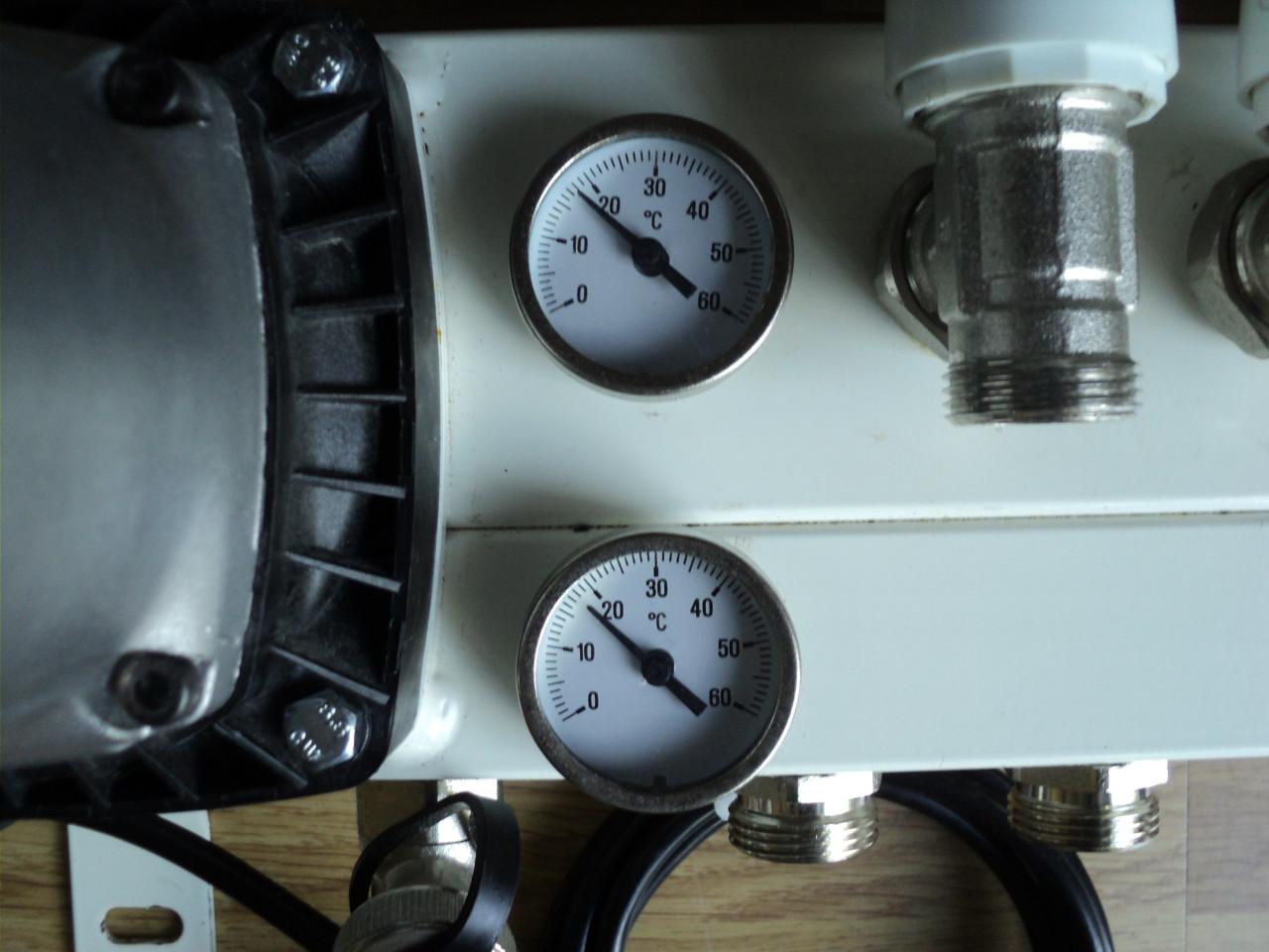 Vrijwel nieuwe 9 groep verdeler vloerverwarming energi zuinige pomp