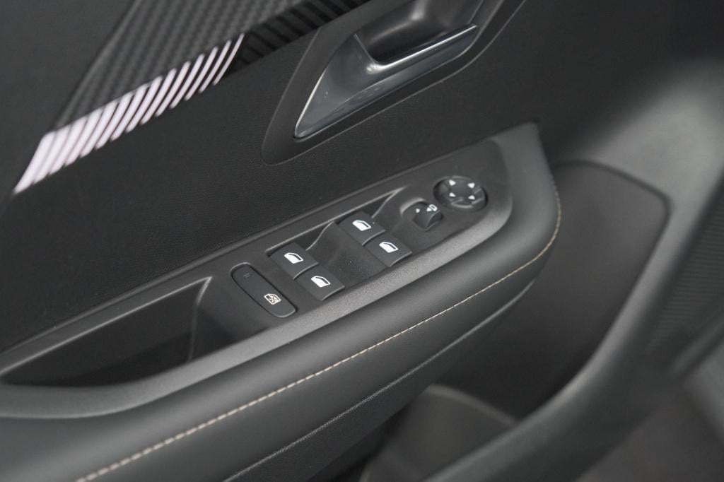 Peugeot 208 1.2 hybrid 110 e-dcs6 allure | apple carplay | parkeersensoren 