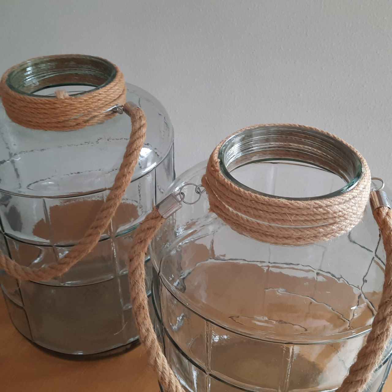 Te koop: Glaspot van zwaar glas met dik touw