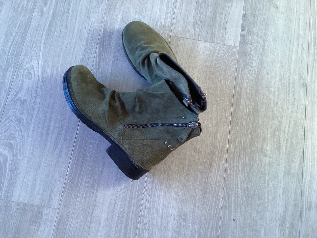 Nieuwe enkellaarsjes groen suede maat 37