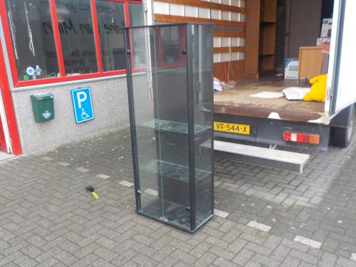 Vitrinekast met verlichting in vrijwel nieuw staat