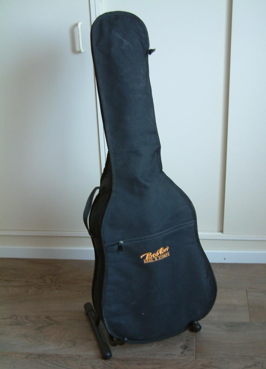 Spaanse gitaar  Juan  Salvador   met een goede rug tas  100 euro