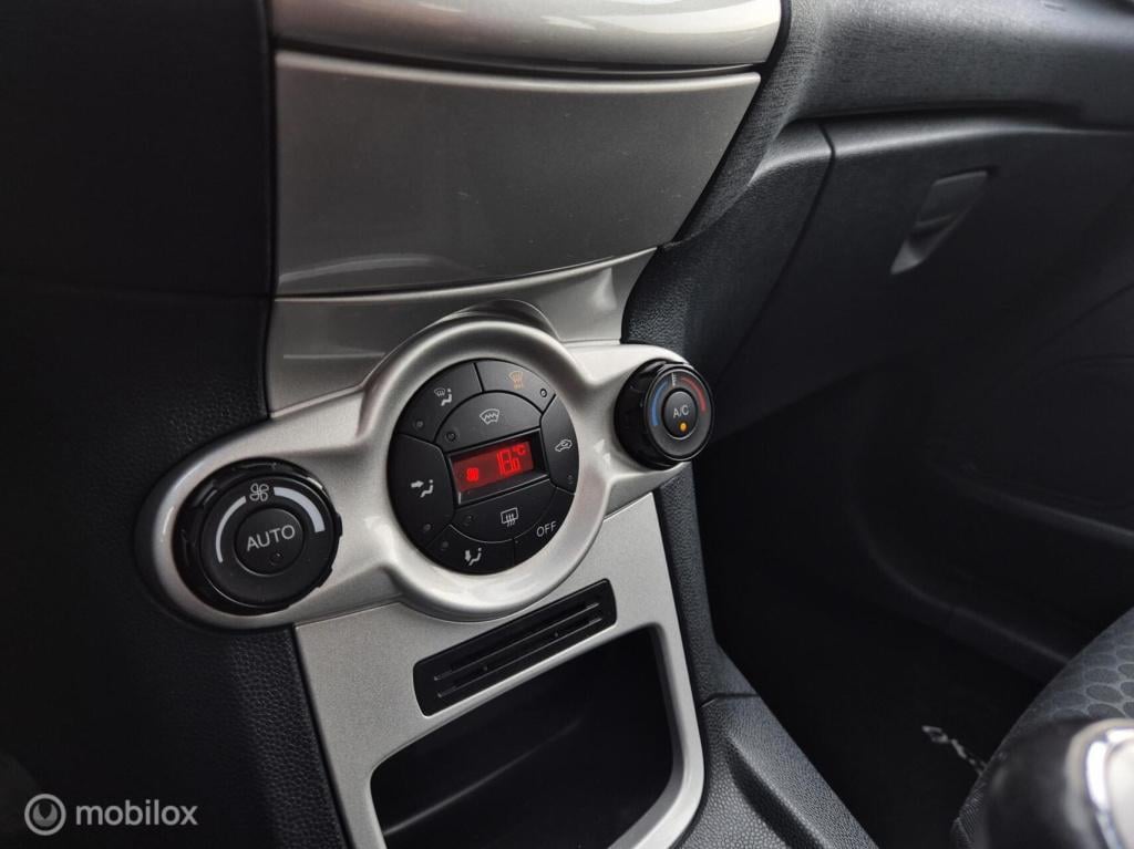 Ford Fiesta 1.25 titanium / dealeronderhouden / voorruitverwarming / stoelv