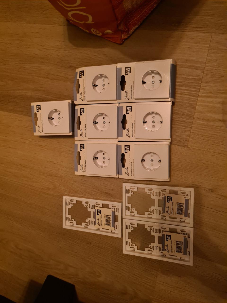 Stopcontacten (wandcontactdozen) en afdekraam Nieuw!