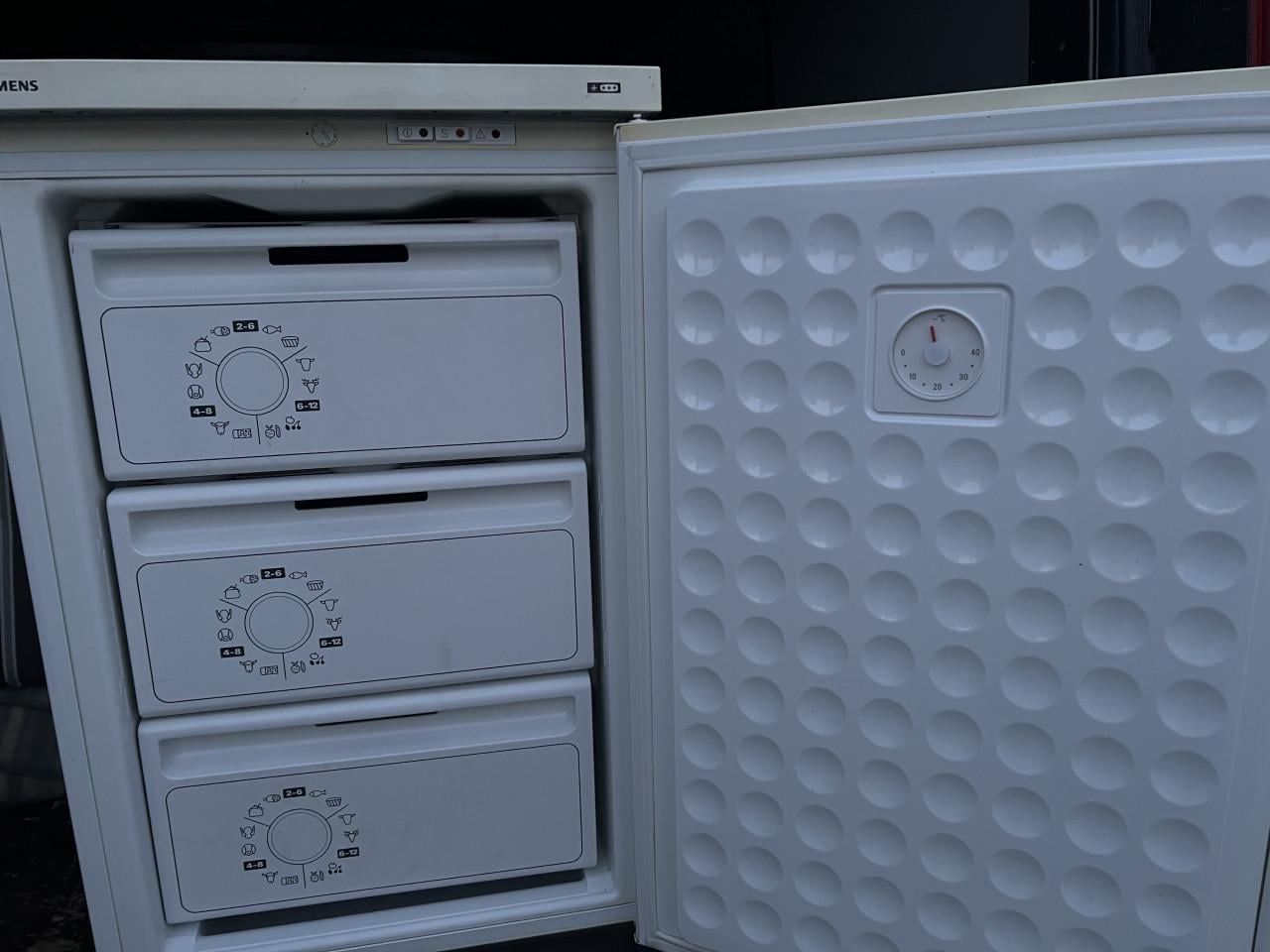 Siemens vrieskast 85x50x60 cm. HBD. vriezer inhoud 100 liter.