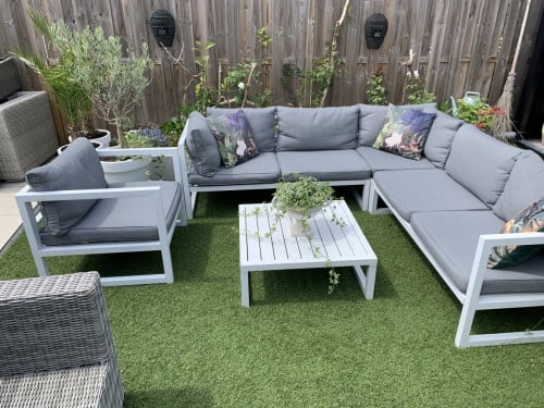 Wit aluminium loungeset met kussens tafel en stoel.