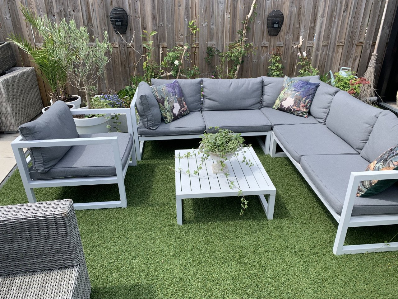 Wit aluminium loungeset met kussens tafel en stoel.