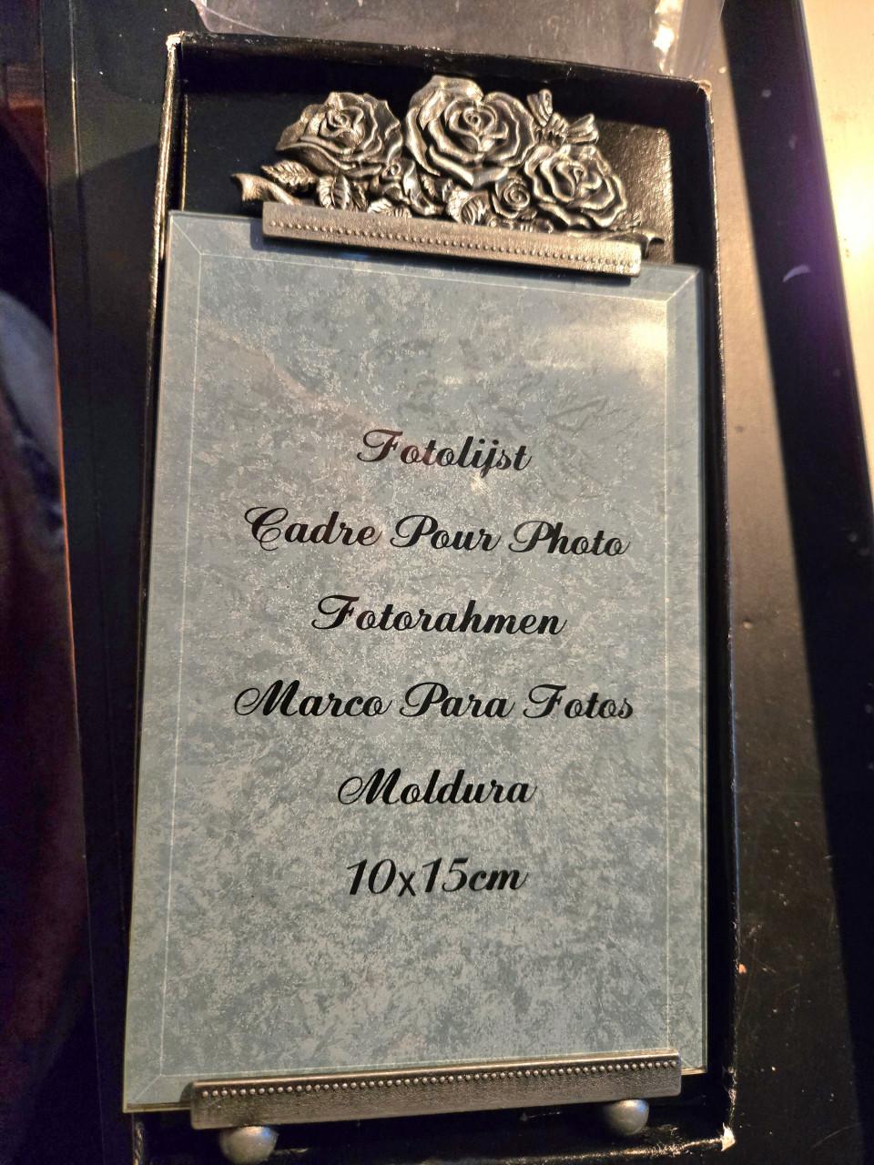 Brocante metalen fotolijst met roosjesdecoratie en facetgeslepen glas