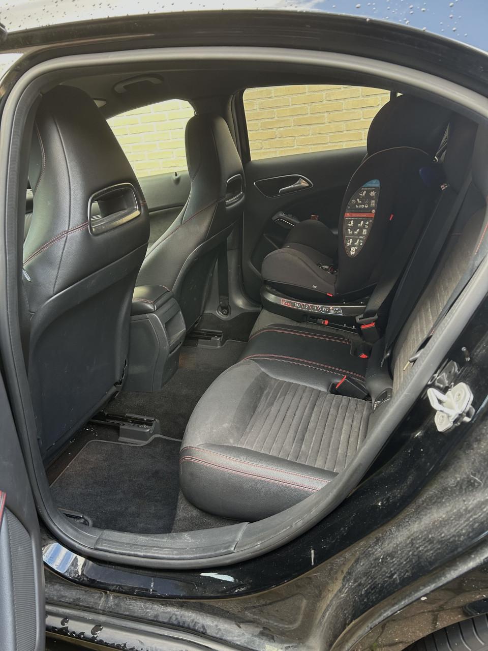 Mercedes-Benz A-Klasse A180 1.6 Blue Efficiency 2017 AMG-line zwart