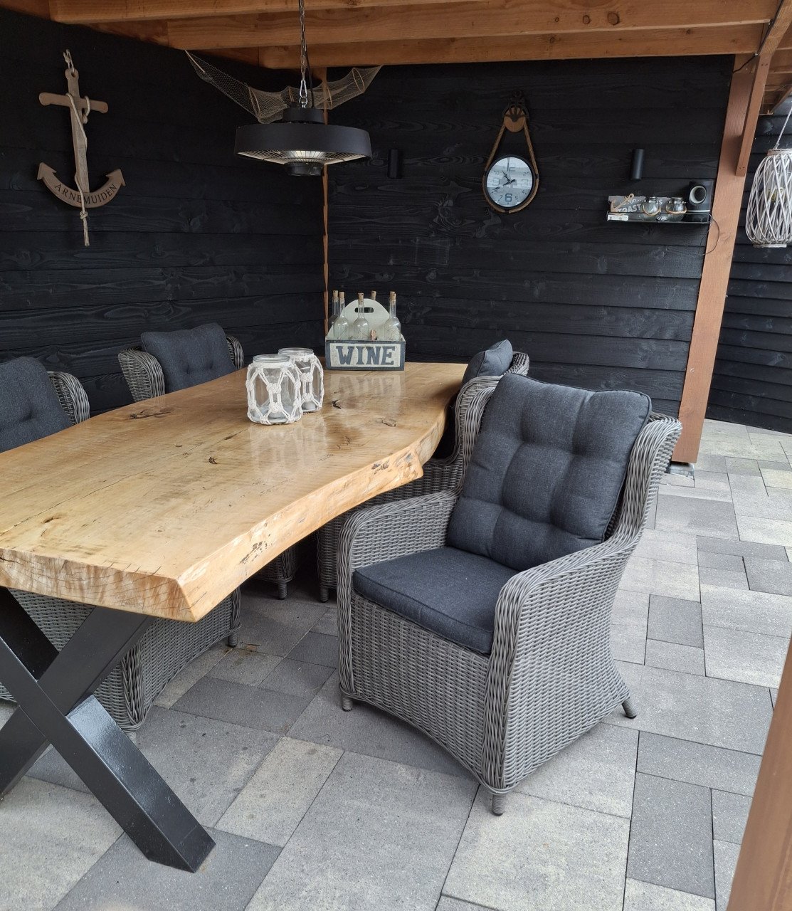 Prachtige Boomstamtafel met 4 nieuwe diningstoelen