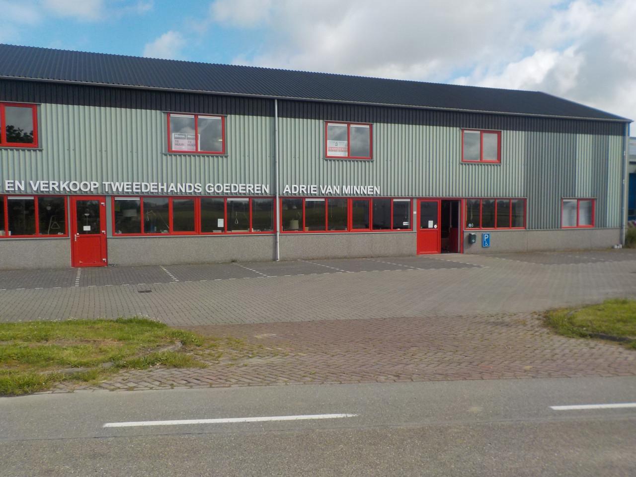 Hoge ( 209 cm ) vitrine kast met 2 laden in goede staat KOOPJE