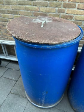 Twee opslag tonnen met houten deksel