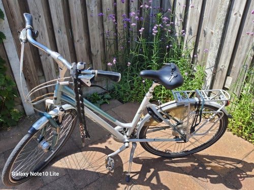 Dames fiets trek met 2 fietssleutels en veiligheidsslot met ketting.