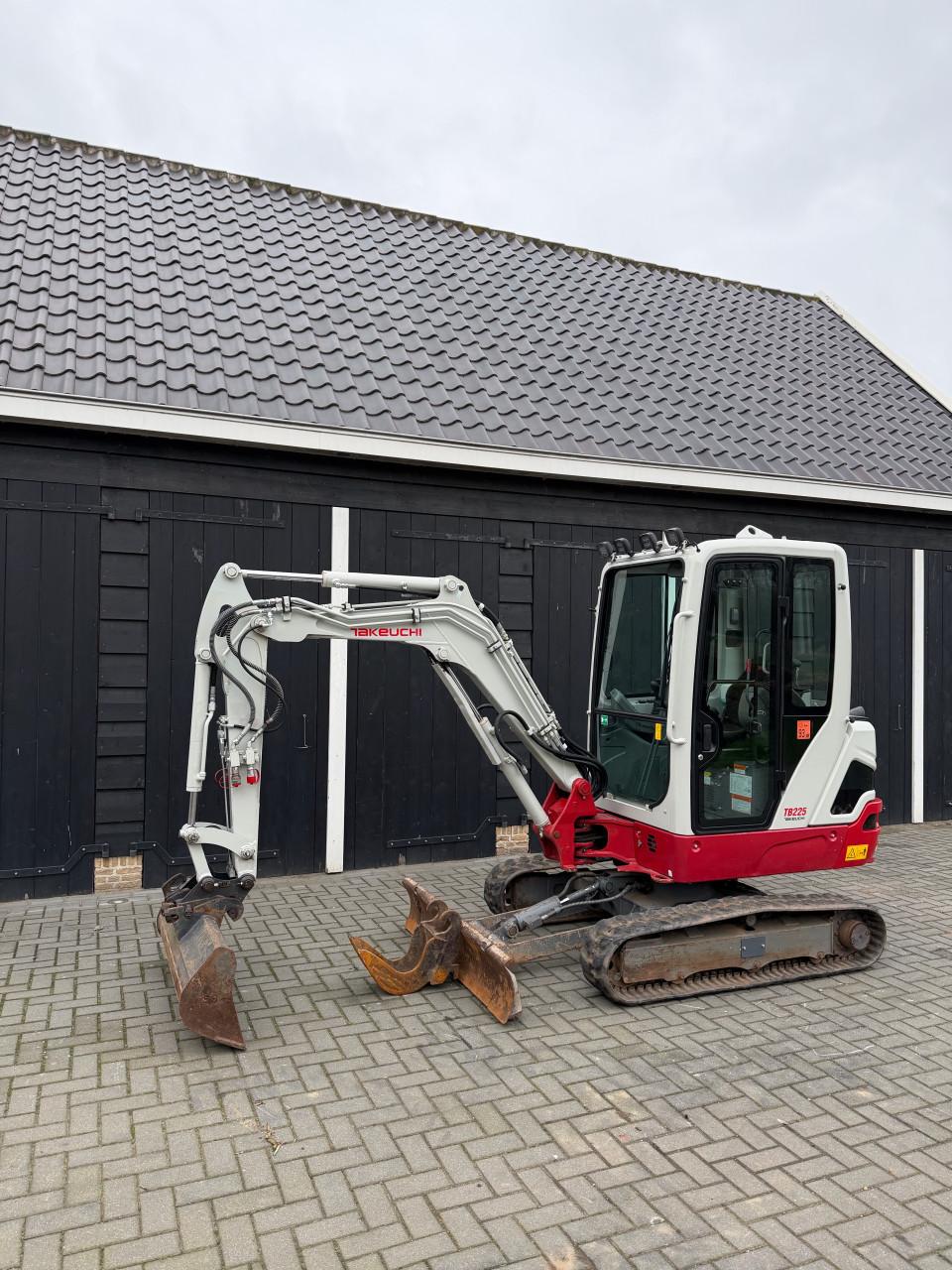 Takeuchi TB225