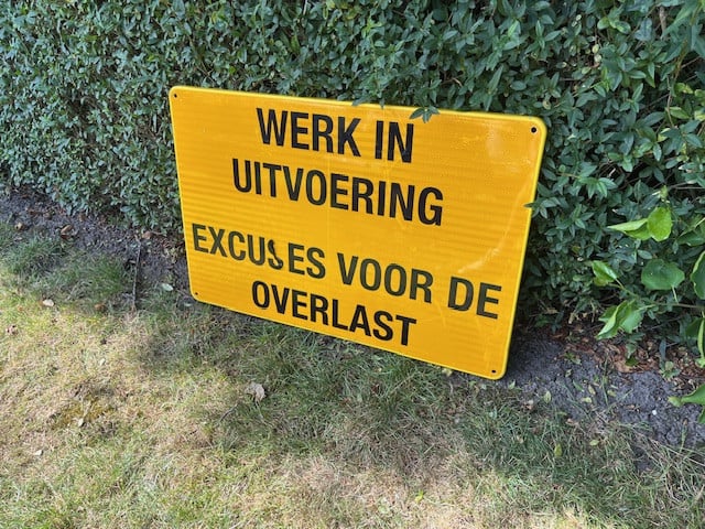 Bord "Werk in uitvoering " van metaal