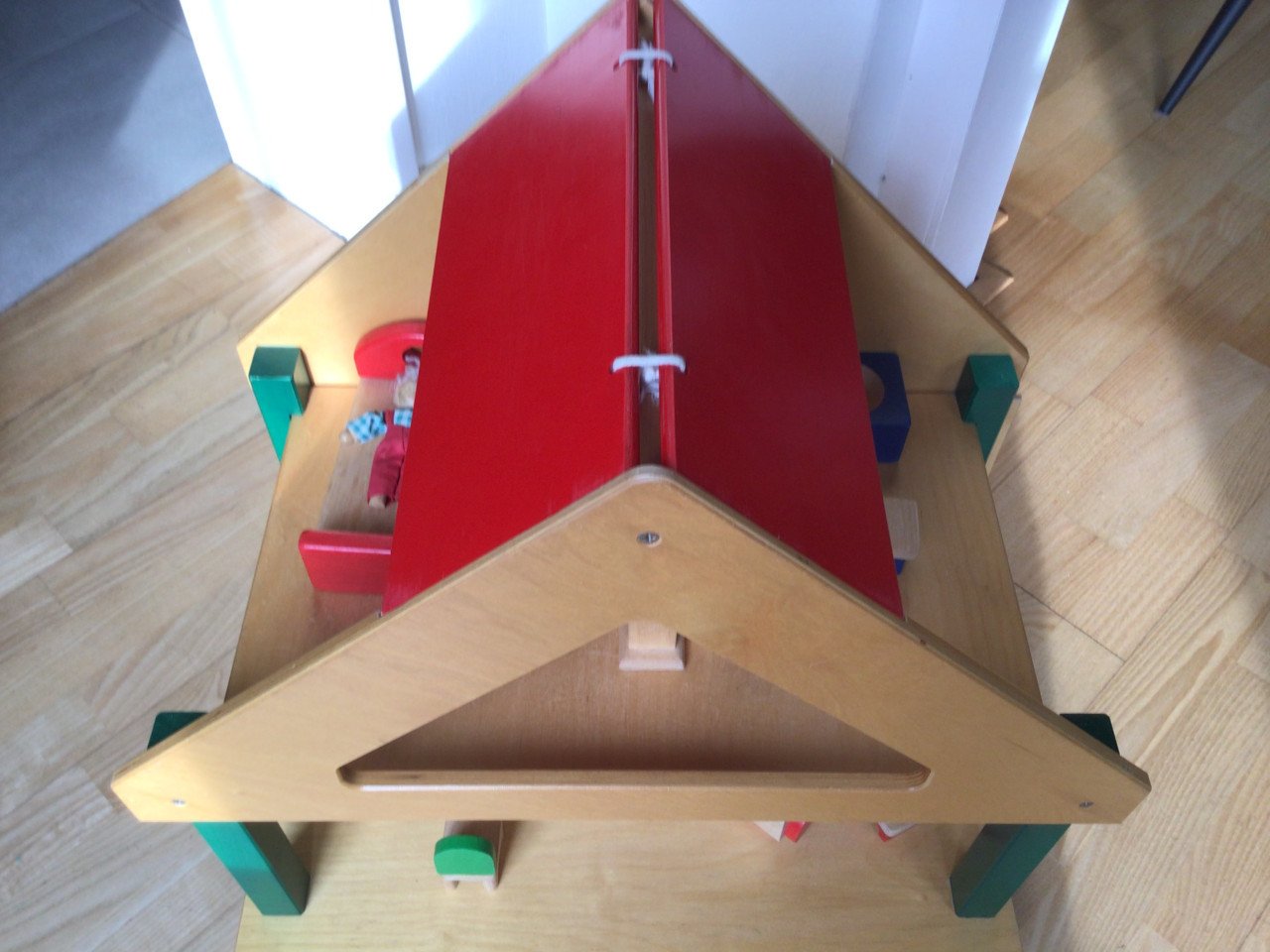 Houten poppenhuis met meubeltjes