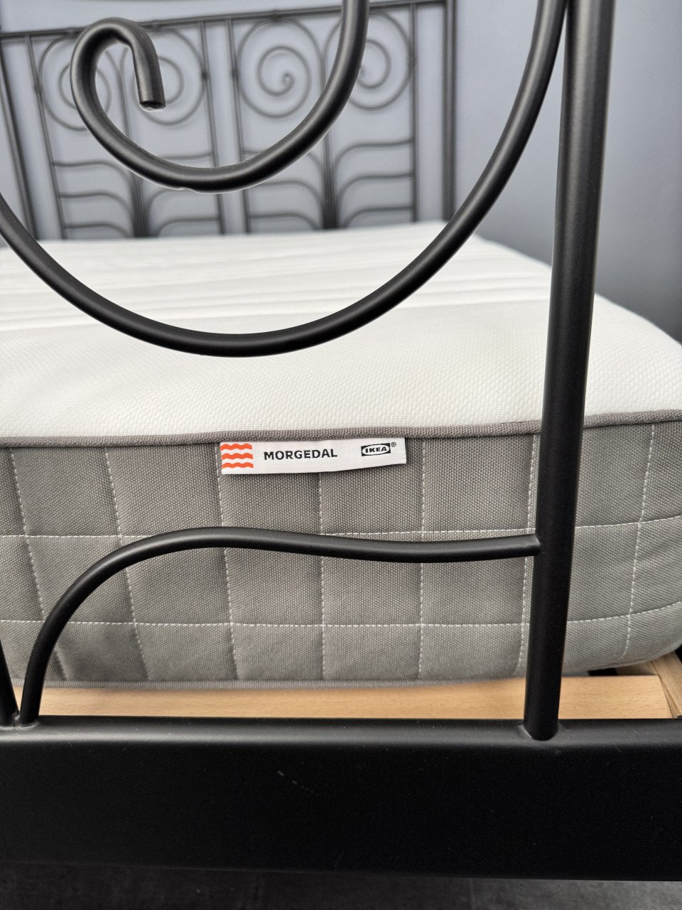 Te koop Bedframe metaal 140x200 met lattenbodems en IKEA matras