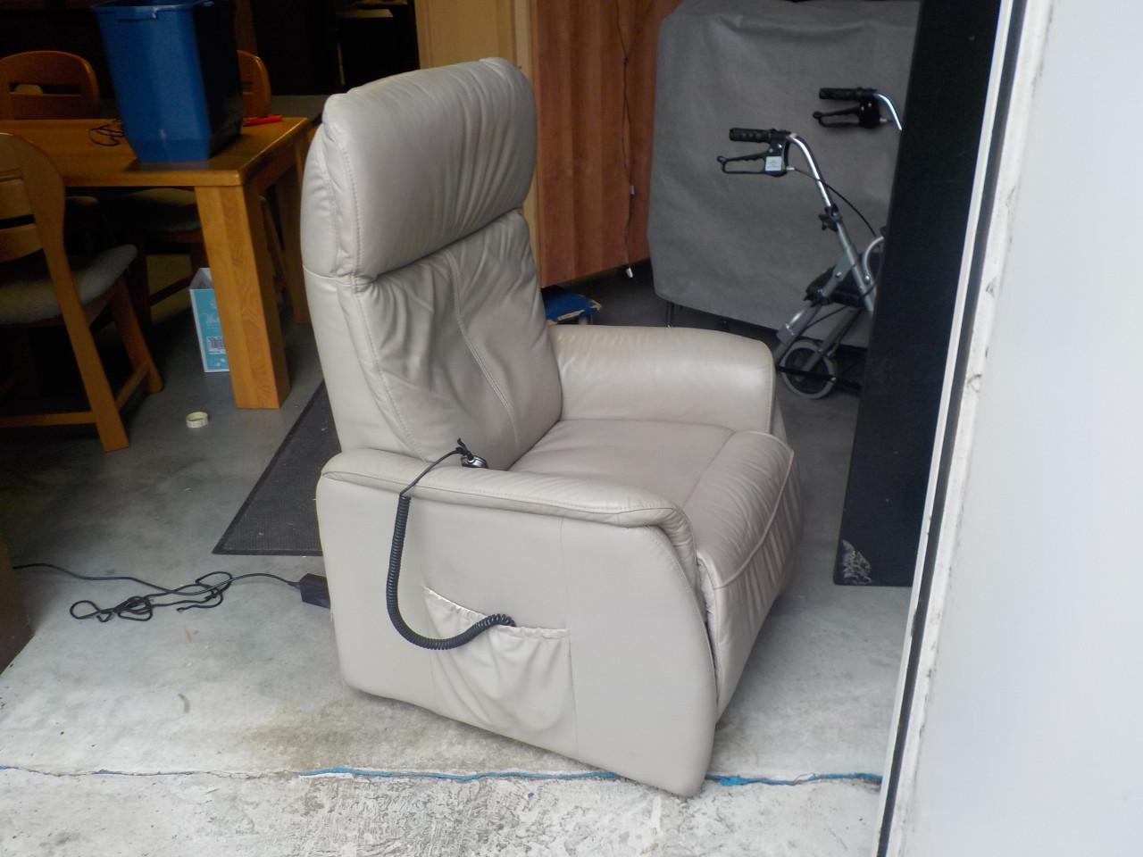 Leren elektrische sta-op relax fauteuil in goede staat