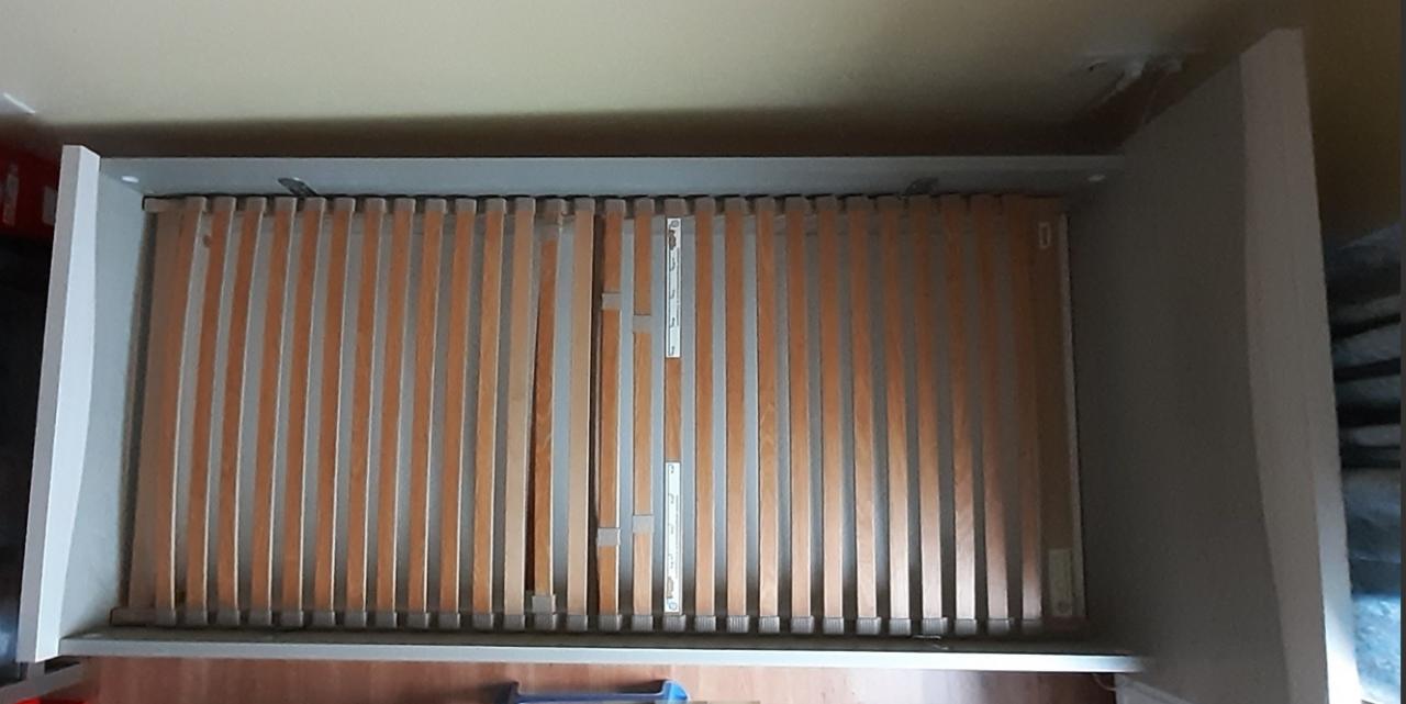 Slaapkamer ledikant, lattenbodem, lade, nachtkastje, kast 2-deurs, 2 x kast