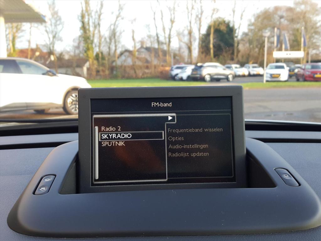 Peugeot 3008 style 1.2pt-130pk trekhaak | navigatie | cruise & climate cont