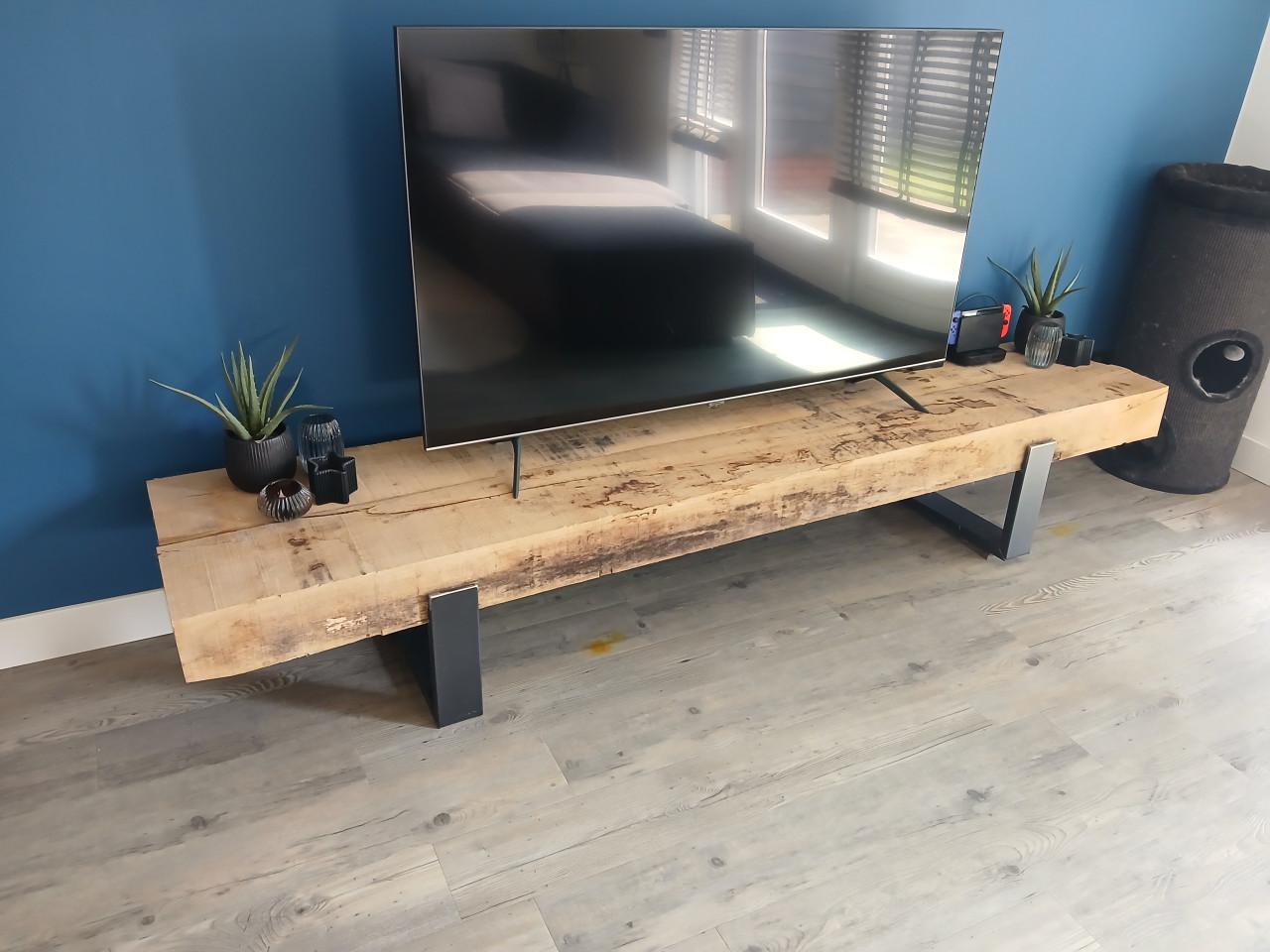 Eikenhouten TV meubel met stalen onderstel