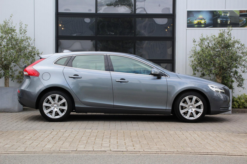 Volvo V40 2.0 t2 inscription - 122pk - leder - 17inch - navi - full led - c