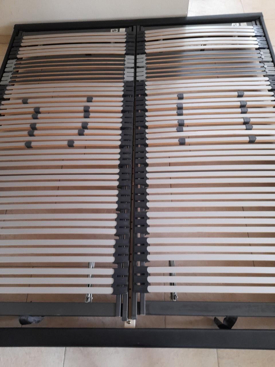 Zwart 180 x 200 bed met verstelbare lattenbodems (in goede nette staat)
