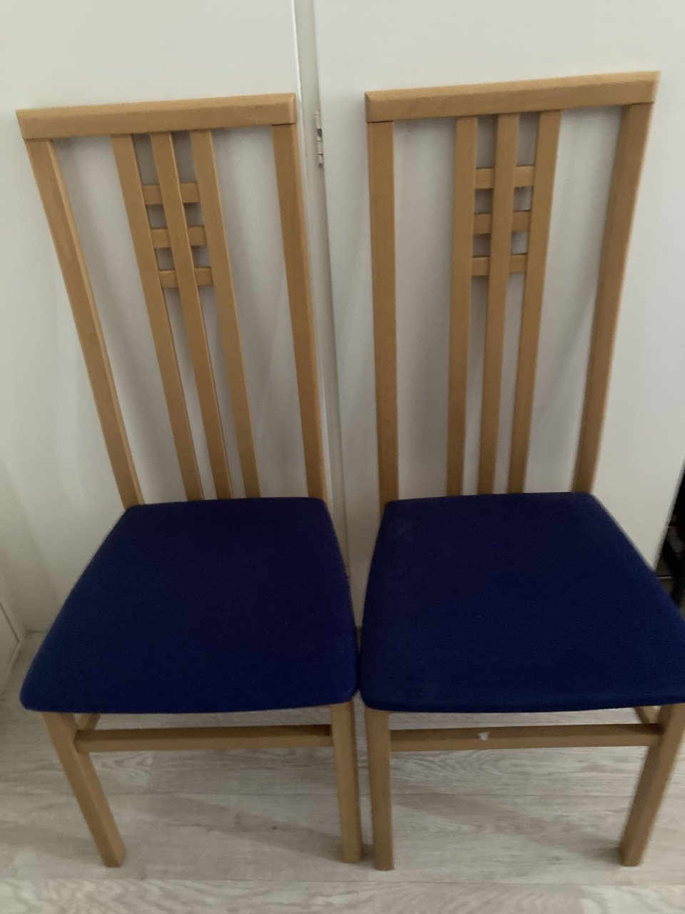 Stoelen en kastjes
